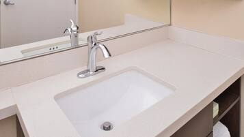 Ensemble douche/baignoire, articles de toilette gratuits, sèche-cheveux