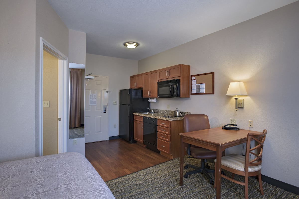 1 bedroom, hypo-allergenic bedding, desk, laptop workspace