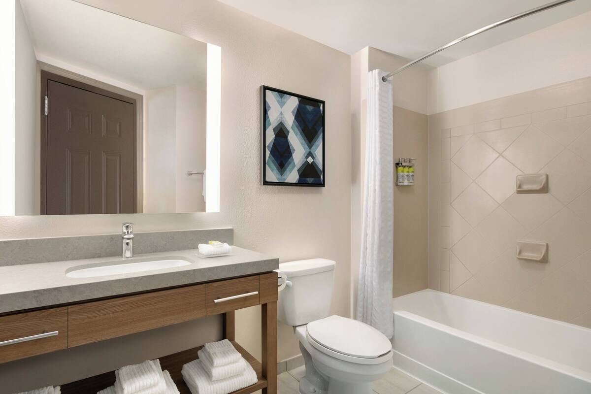 Ein modernes Badezimmer mit Waschbecken, Toilette und Badewanne.