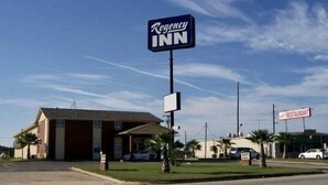 A Regency Inn sign, a building with a flat roof, and a restaurant sign in the background. - Regency Inn Fairfield (Fairfield)
