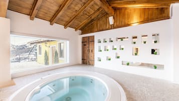 Sauna, hot tub, steam room