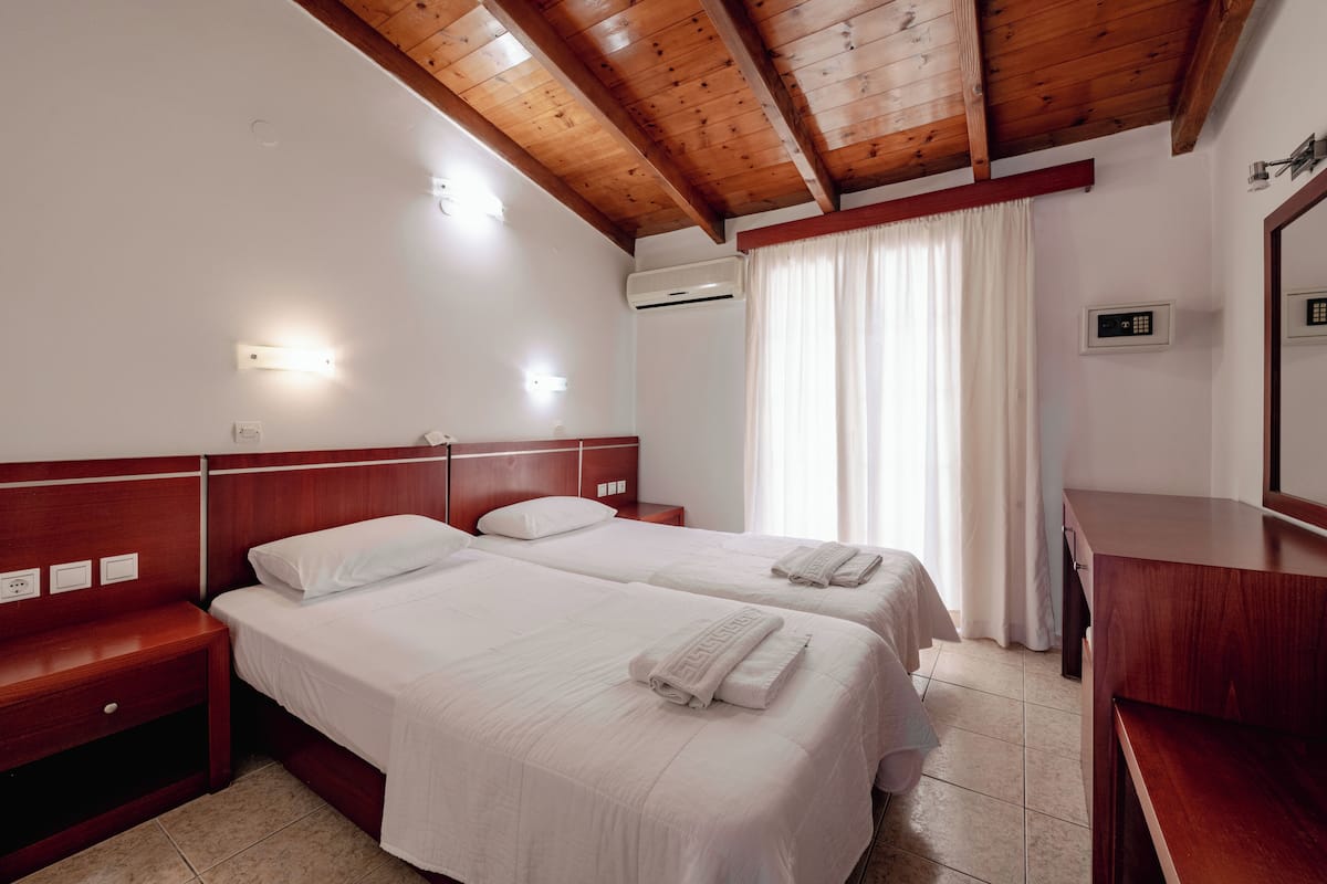 Standard Room | 1 bedroom, laptop workspace, soundproofing, iron/ironing board