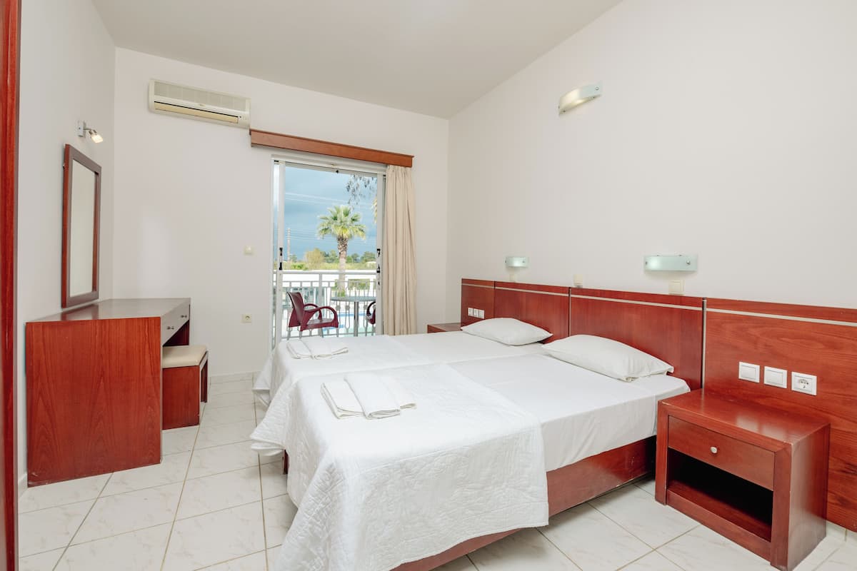 Economy Twin Room | 1 bedroom, laptop workspace, soundproofing, iron/ironing board