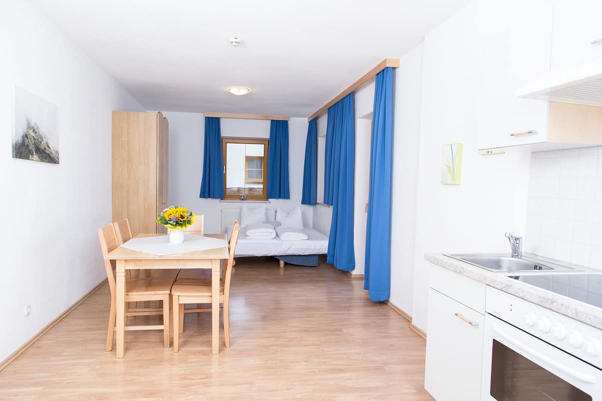 Departamento, 2 habitaciones (Zuckerhütl) | Ropa de cama hipoalergénica, escritorio y tabla de planchar con plancha