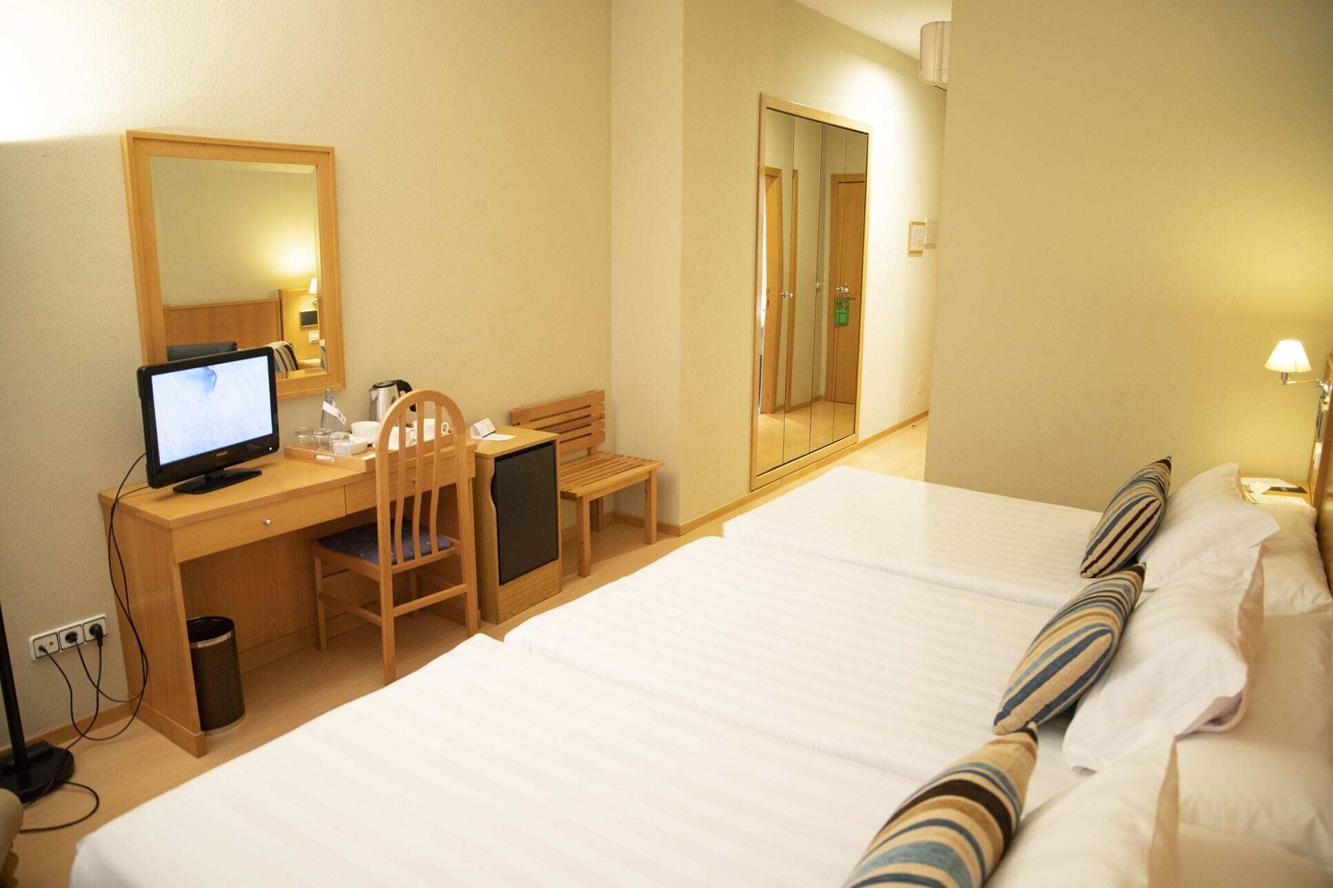 triple room (3 adults) | desk, laptop workspace, soundproofing, free wifi