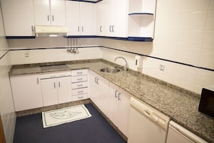 Apartamento económico, 1 habitación | Cocina privada | Frigorífico pequeño, microondas, placa de cocina y lavavajillas