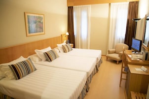 Habitación triple (3 Adults) | Escritorio y espacio para trabajar con un portátil