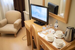 Escritorio y espacio para trabajar con un portátil