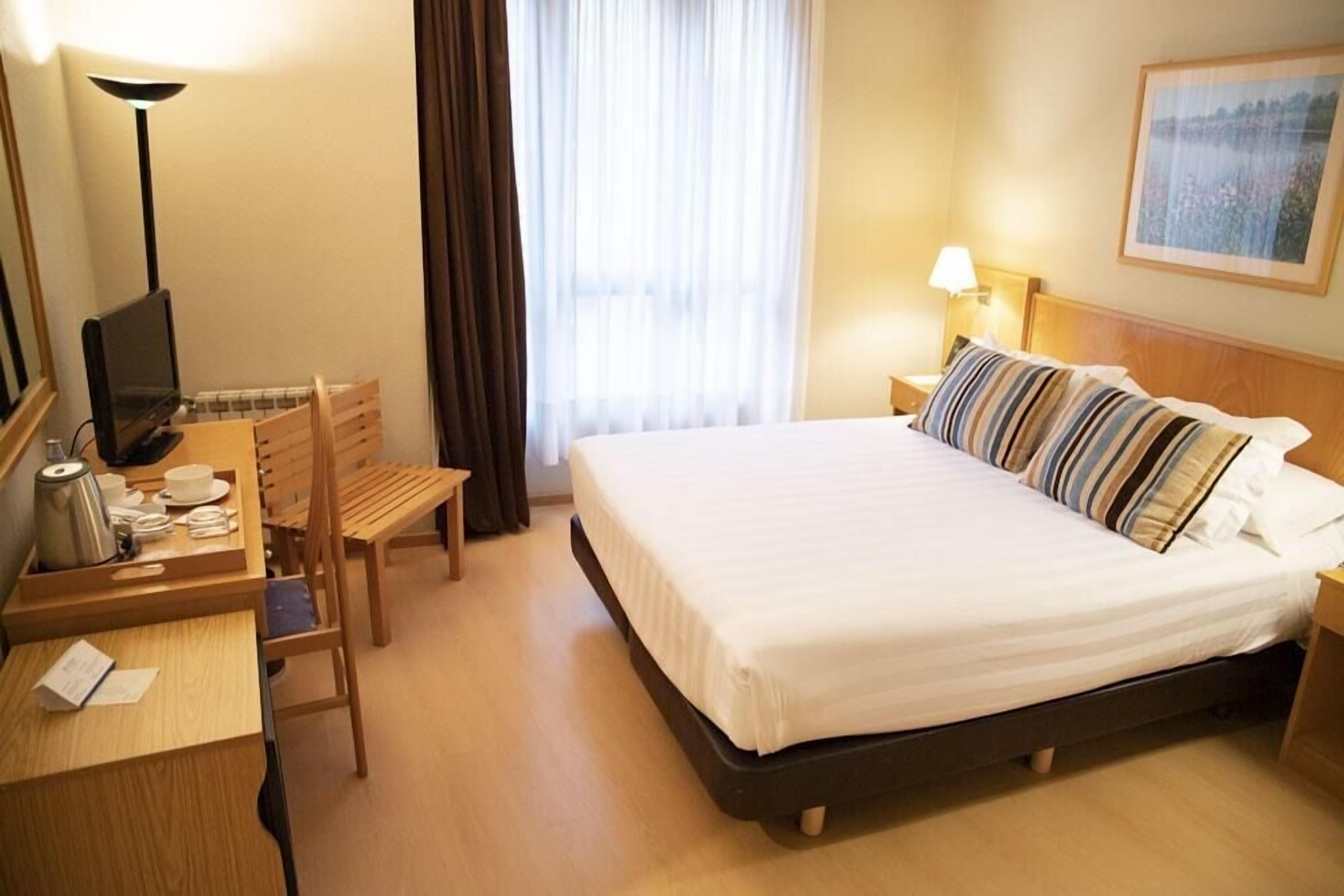 single room | desk, laptop workspace, soundproofing, free wifi