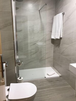 Camera Standard con letto matrimoniale o 2 letti singoli | Bagno | Set di cortesia gratuito, asciugacapelli, asciugamani, sapone