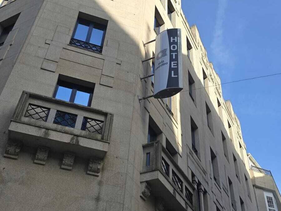 Ein Hotel mit moderner Architektur, das mehrere Balkone und große Fenster aufweist.