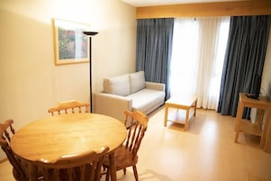 Apartamento económico, 1 habitación | Escritorio y espacio para trabajar con un portátil