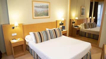 Een bureau, een laptopwerkplek, geluiddichte muren, gratis wifi