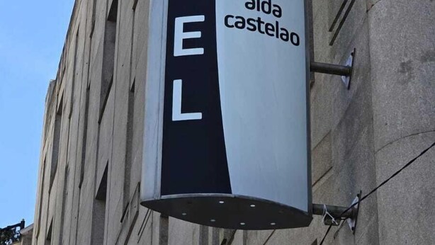 A hotel sign with the name "Alda Castelo" and the word "HOTEL" prominently displayed. - Alda Castelao (Vilagarcia de Arousa)
