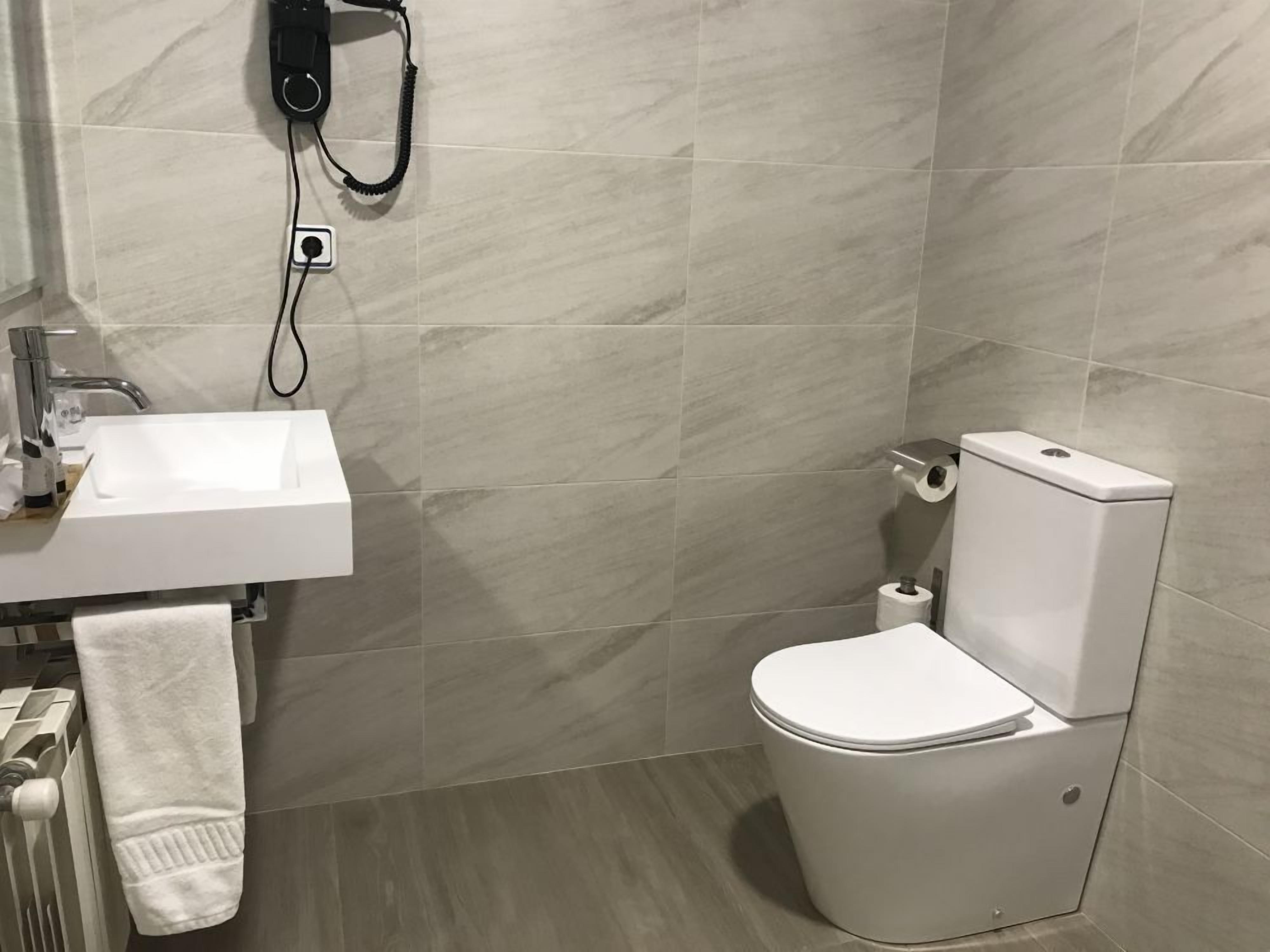 economy double or twin room | desk, laptop workspace, soundproofing, free wifi