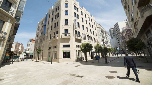 A multi-story hotel with a classic architectural design, featuring balconies and a central courtyard. - Alda Castelao (Vilagarcia de Arousa)