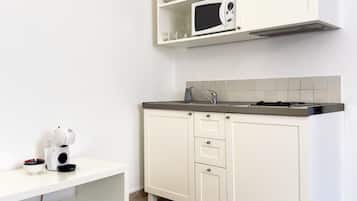 Apartemen Standar, 1 kamar tidur, patio | Dapur kecil pribadi | Lemari es besar, microwave, kompor, dan peralatan masak/sendok-piring