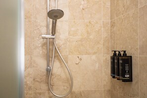 Estudio, balc ón | Baño | Ducha y cabezal de ducha tipo lluvia