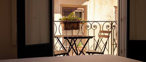 Estúdio, sacada | 1 quarto, roupas de cama premium, edredons de pluma, frigobar