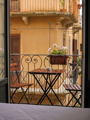 Studio, Balcony | 1 bedroom, premium bedding, down comforters, minibar