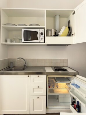 Studio, Balcony | Private kitchen | Full-size fridge, microwave, stovetop, cookware/dishes/utensils