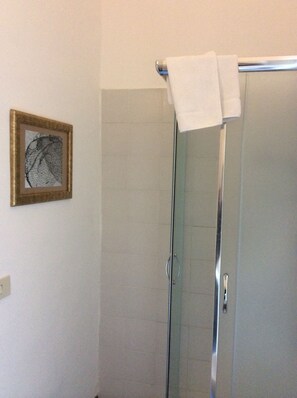 Chambre Double Supérieure, vue mer | Douche de la salle de bain