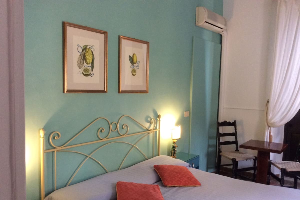 Double Room, Sea View (External Private Bathroom) | Blackout drapes, soundproofing, iron/ironing board (on request)