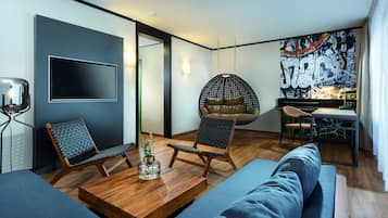 Suite | Living room | 100-cm flat-screen TV with satellite channels, TV, foosball