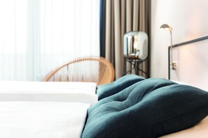 Hypo-allergenic bedding, in-room safe, desk, laptop workspace - Seminaris Hotel Lüneburg (Lueneburg)