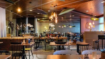 2 restaurantes; se sirven desayunos