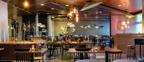 2 restaurants, breakfast served