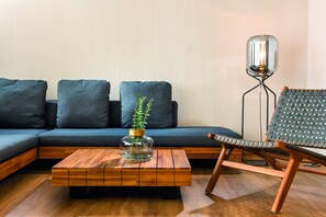 Suite | Living area | 100-cm flat-screen TV with satellite channels, TV, foosball - Seminaris Hotel Lüneburg (Lueneburg)