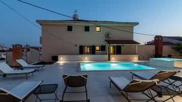 Außenpool, beheizter Pool, Sonnenschirme, Liegestühle