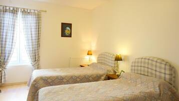 Standaard Twin kamer, niet-roken | Luxe beddengoed, een kluis op de kamer, een bureau, geluiddichte muren