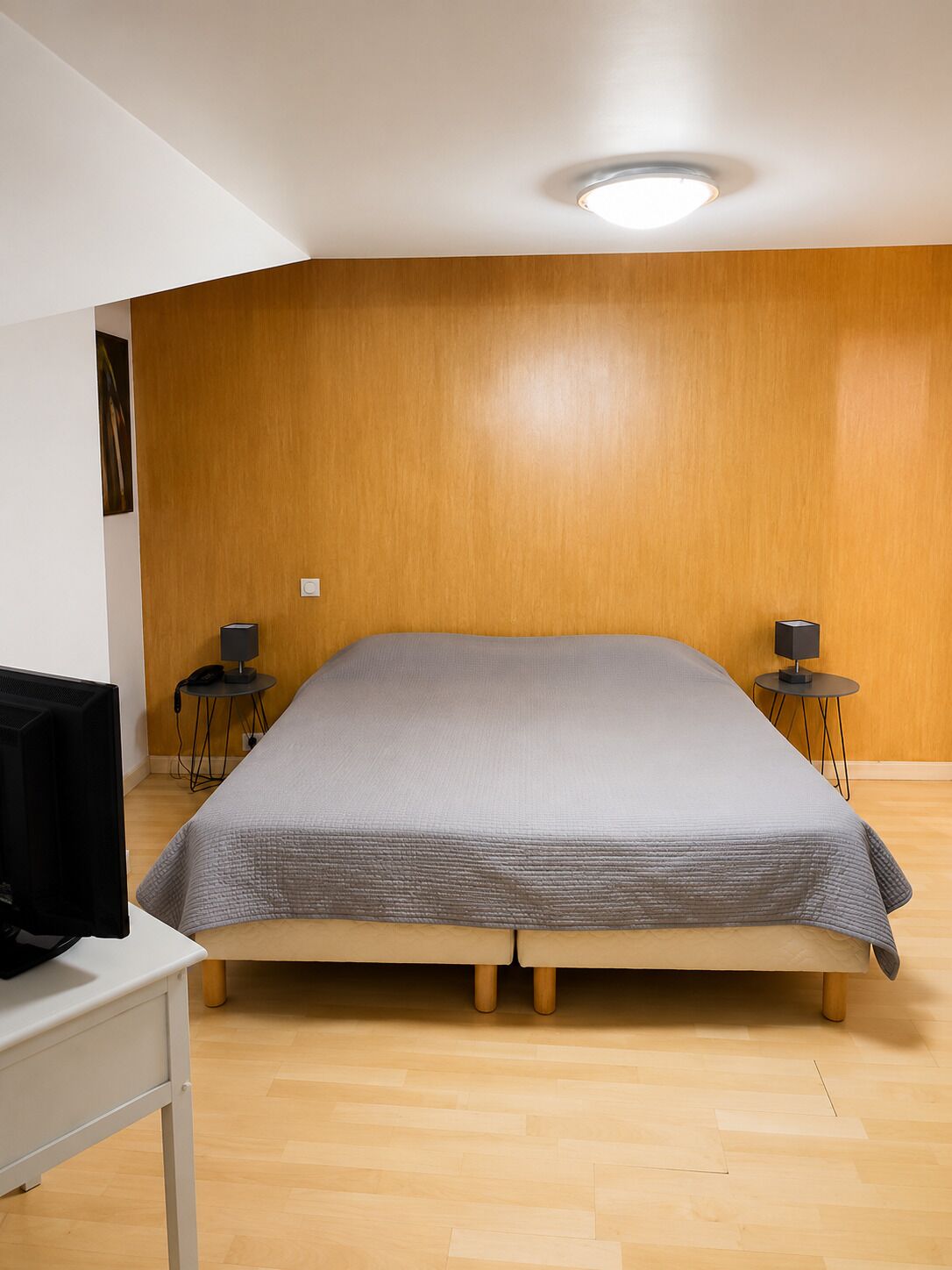 Premium bedding, in-room safe, desk, soundproofing