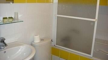 Dobbeltværelse | Badeværelse | Gratis toiletartikler, hårtørrer, håndklæder