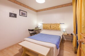 Quarto casal | Roupas de cama premium, cofres nos quartos, escrivaninha