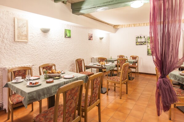 Serviço de almoço e jantar; culinária francesa, restaurante ao ar livre