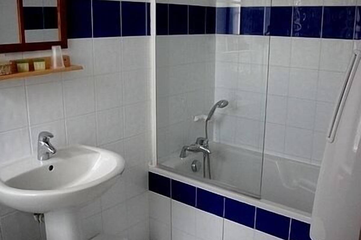 double room | bathroom | free toiletries, hair dryer, towels