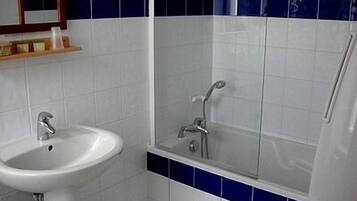Dobbeltværelse | Badeværelse | Gratis toiletartikler, hårtørrer, håndklæder