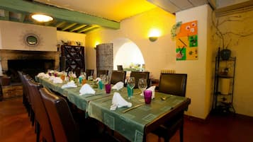 Déjeuner et dîner servis sur place