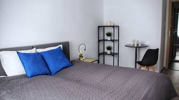 Căn hộ tiện nghi đơn giản | Bàn, khu vực làm việc phù hợp cho laptop, bàn ủi/dụng cụ ủi quần áo