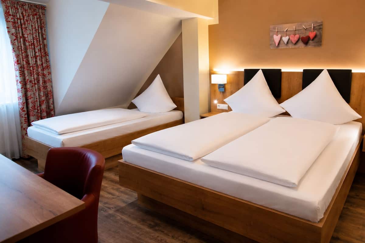 Premium driepersoonskamer | Een minibar, een bureau, geluiddichte muren, gratis wifi