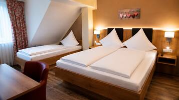 Premium-Dreibettzimmer | Minibar, Schreibtisch, schallisolierte Zimmer, kostenloses WLAN