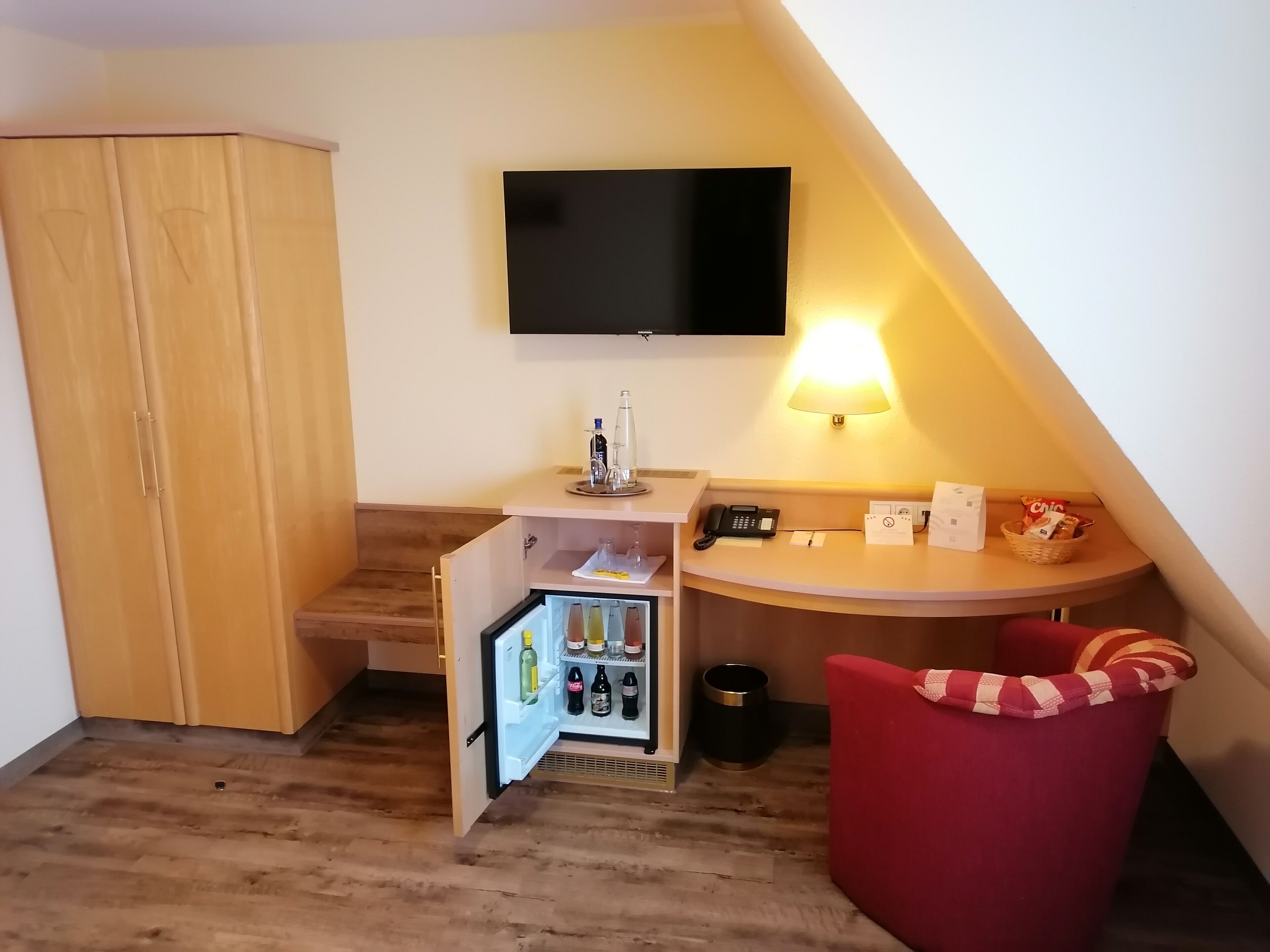 40-inch flat-screen tv with satellite channels