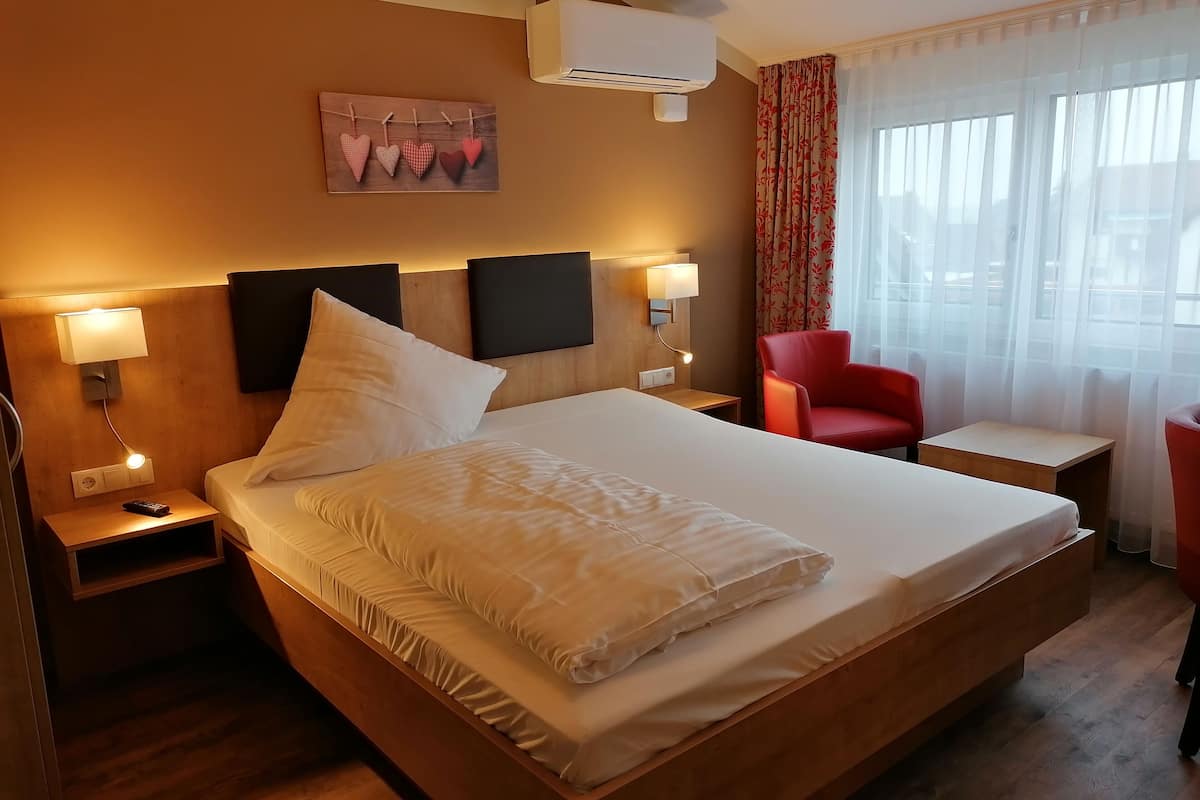 minibar, desk, soundproofing, free wifi