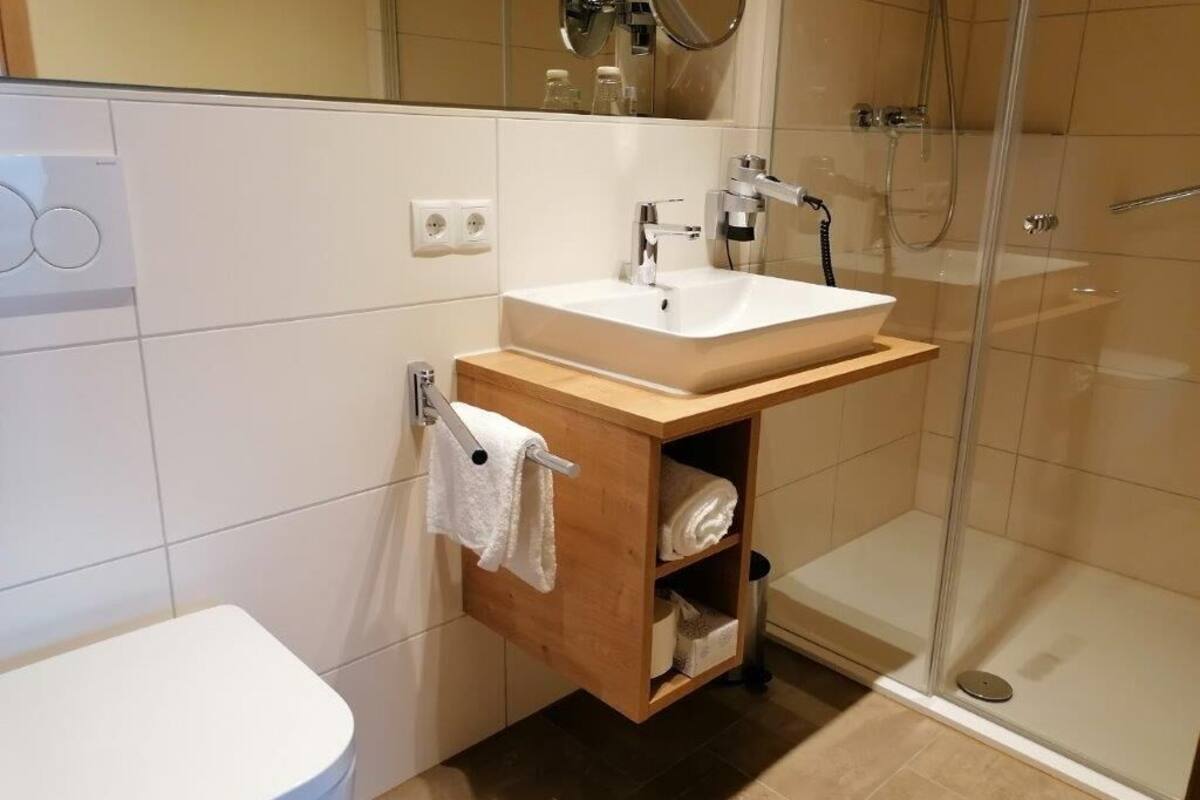 comfort double room, 1 bedroom, non smoking | bathroom | shower, hair dryer, towels