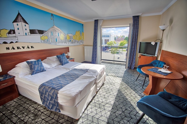 Minibar, caja de seguridad en la habitación y escritorio