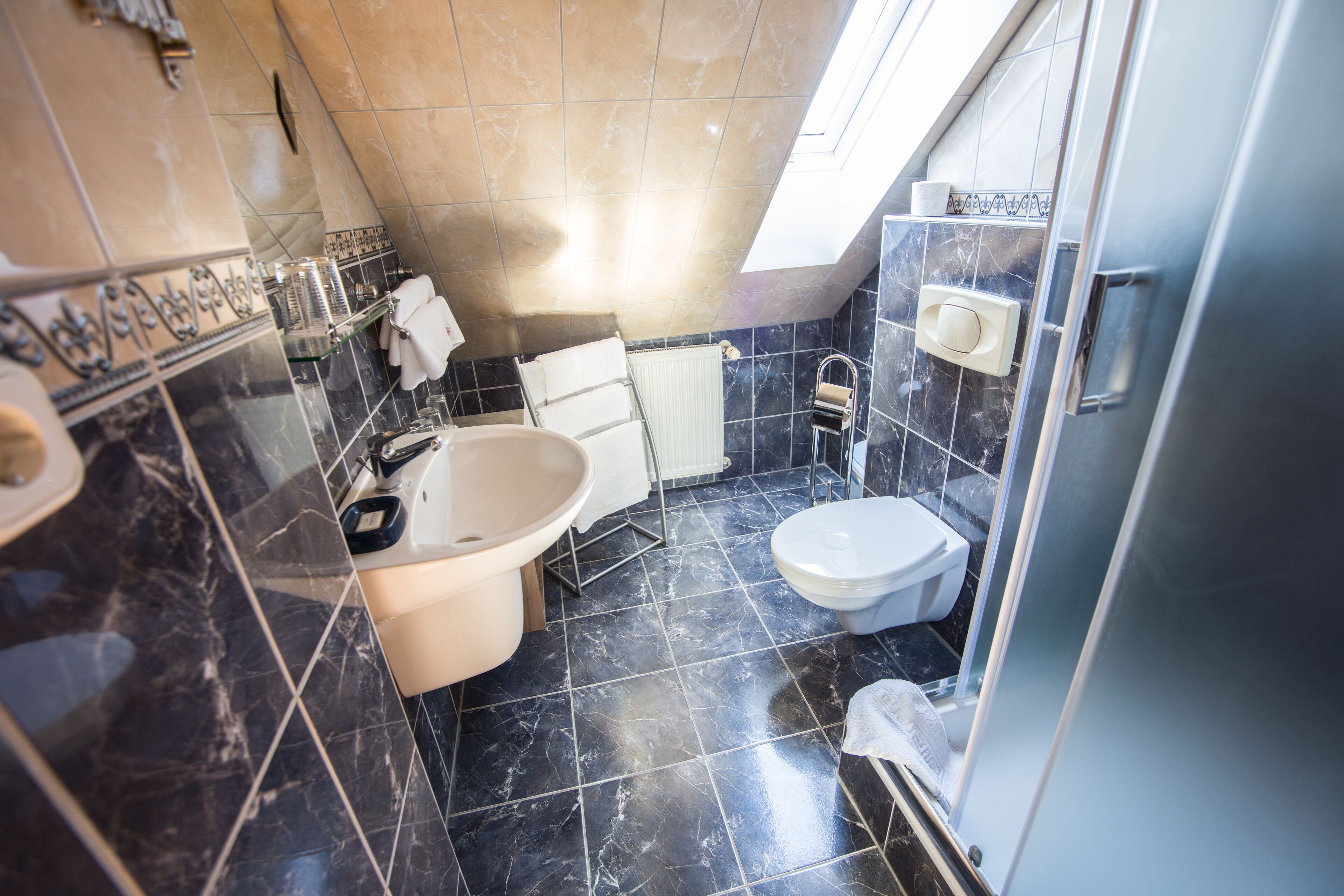 Un baño moderno con bañera, inodoro y zona de ducha.