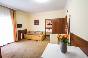 Junior Suite, 1 Bedroom | Minibar, in-room safe, desk, blackout drapes